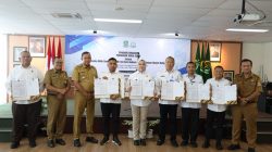 Kota Bekasi - Wali Kota Bekasi Tri Adhianto Tjahyono bersama Kepala Kejaksaan Negeri Kota Bekasi, Sulvia Triana Hapsari dan sejumlah direktur BUMD. Foto: Ist/Gobekasi.id.