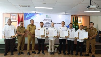 Kota Bekasi - Wali Kota Bekasi Tri Adhianto Tjahyono bersama Kepala Kejaksaan Negeri Kota Bekasi, Sulvia Triana Hapsari dan sejumlah direktur BUMD. Foto: Ist/Gobekasi.id.