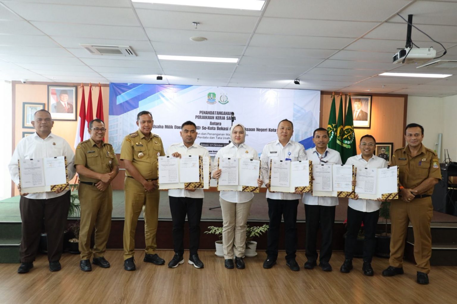 Kota Bekasi - Wali Kota Bekasi Tri Adhianto Tjahyono bersama Kepala Kejaksaan Negeri Kota Bekasi, Sulvia Triana Hapsari dan sejumlah direktur BUMD. Foto: Ist/Gobekasi.id.