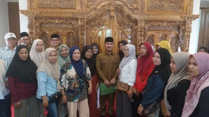 Kabupaten Bekasi - Bupati Bekasi Ade Kuswara Kunang memastikan akan membangun jembatan penyeberangan baru di wilayah RT 13 RW 6 Desa Kertarahayu sebagai solusi permanen atas terputusnya akses warga. Foto: Ist