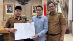 Kabupaten Bekasi - Bupati Bekasi Ade Kuswara Kunang dan Wakilnya, Asep Surya Atmadja memberikan SK Dirus Perumda Tirta Bhagasasi kepada Ade Effendi Zarkasih. Foto: Ist