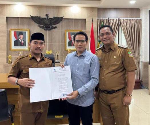 Kabupaten Bekasi - Bupati Bekasi Ade Kuswara Kunang dan Wakilnya, Asep Surya Atmadja memberikan SK Dirus Perumda Tirta Bhagasasi kepada Ade Effendi Zarkasih. Foto: Ist