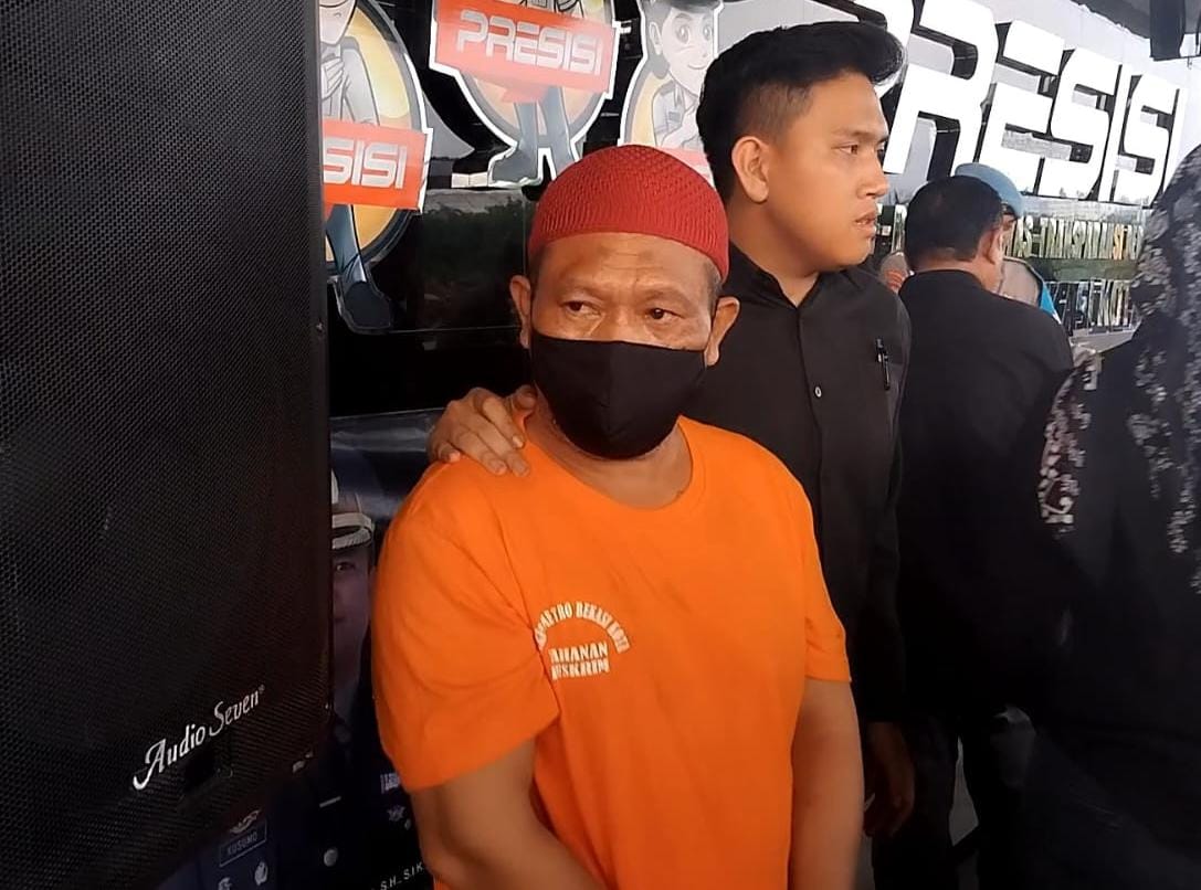 Kota Bekasi - Pelaku yang tega mencabuli keponakannya ditetapkan tersangka oleh Polres Metro Bekasi Kota. Foto: Septian/Gobekasi.id.