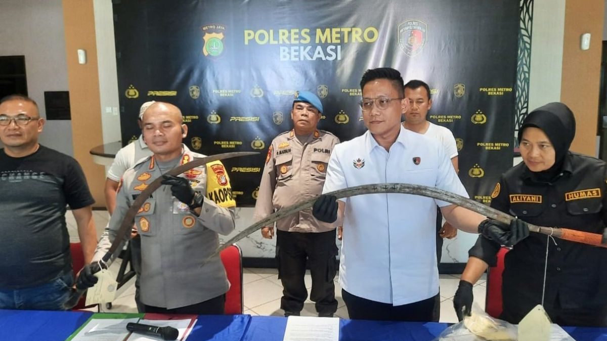 Kabupaten Bekasi - Kapolres Metro Bekasi Kombes Pol Mustofa menunjukan barang bukti berupa celurit yang dilakukan dua pelajar saat mengahabisi nyawa teman sekolahnya. Foto: Ist/Gobekasi.id.