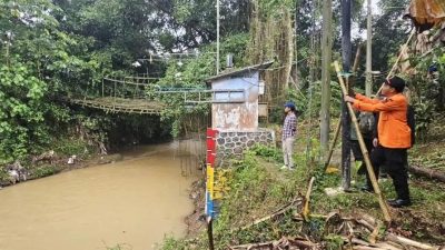 Kota Bekasi - Pemasangan Early Warning System (EWS) di sejumlah kawasan rawan bencana di Kota Bekasi oleh BNPB dan BPBD. Foto: Ist/Gobekasi.id.