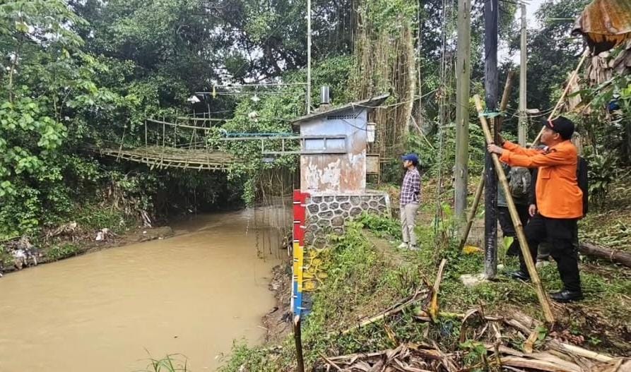 Kota Bekasi - Pemasangan Early Warning System (EWS) di sejumlah kawasan rawan bencana di Kota Bekasi oleh BNPB dan BPBD. Foto: Ist/Gobekasi.id.