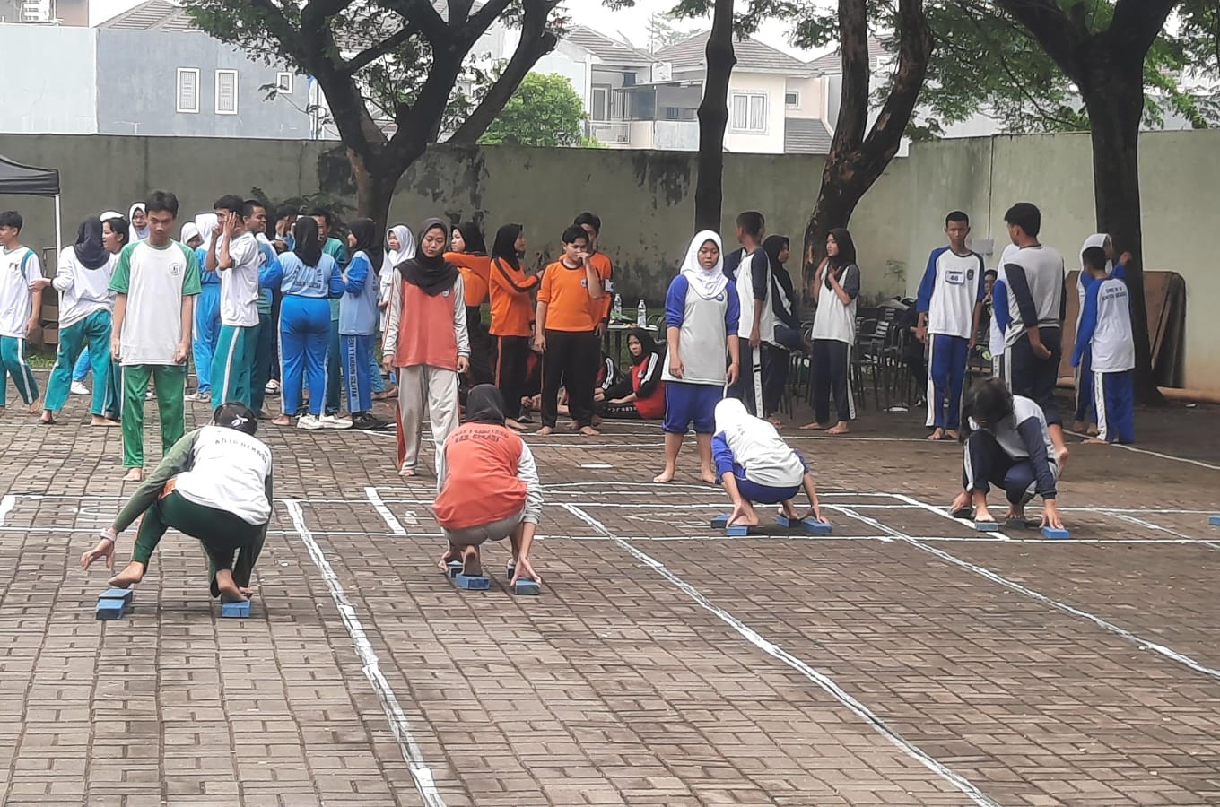 Kabupaten Bekasi - Para pelajar saat mengikuti olahraga tradisional yang digagas IGORNAS Bekasi dalam ragngka memperingati Hari Sumpa Pemuda di Go Wet, Tambun Selatan, Kabupaten Bekasi. Foto: Septian/Gobekasi.id.