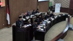 Kota Bekasi - Anggota Badan Anggaran DPRD, Ahmadi Madonk, menyampaikan laporan hasil pembahasan KUA-PPAS di hadapan sidang paripurna, Kamis (30/10/2025).