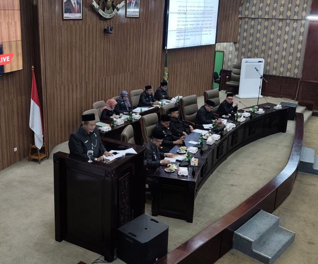 Kota Bekasi - Anggota Badan Anggaran DPRD, Ahmadi Madonk, menyampaikan laporan hasil pembahasan KUA-PPAS di hadapan sidang paripurna, Kamis (30/10/2025).