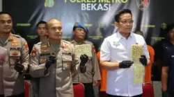 Kota Bekasi - Kapolres Metro Bekasi, Kombes Pol Mustofa saat memberikan keterangan pers pengungkapan perkara di wilayah hukumnya, Kamis (30/10/2025). Foto: Ist/Gobekasi.id.