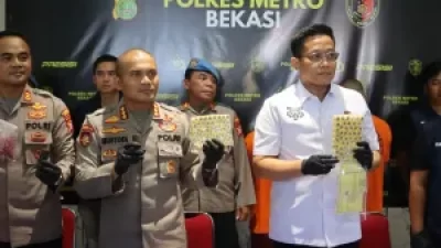 Kota Bekasi - Kapolres Metro Bekasi, Kombes Pol Mustofa saat memberikan keterangan pers pengungkapan perkara di wilayah hukumnya, Kamis (30/10/2025). Foto: Ist/Gobekasi.id.