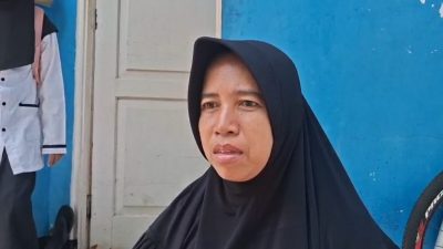 Kota Bekasi - Zubaedah, Salah satu warga di RT 05/RW 04 di Kelurahan Bojong Menteng, Rawalumbu, Kota Bekasi mengeluhkan munculnya bau menyengat yang diduga berasal dari limbah cair di area SPPG. Foto: Septian/Gobekasi.id.