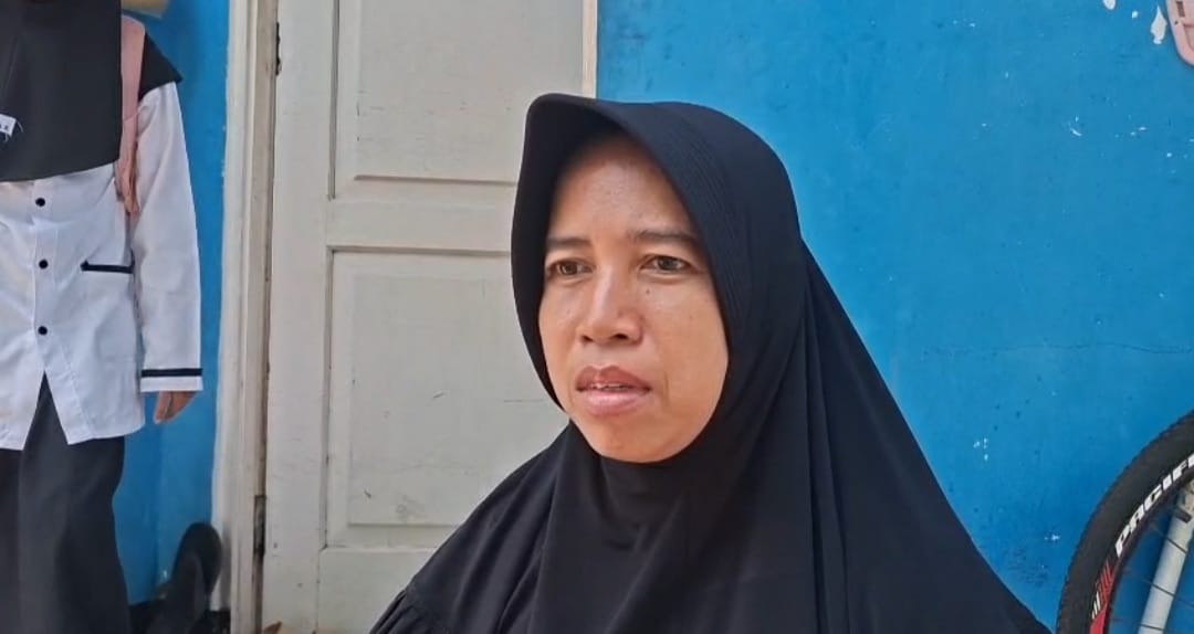 Kota Bekasi - Zubaedah, Salah satu warga di RT 05/RW 04 di Kelurahan Bojong Menteng, Rawalumbu, Kota Bekasi mengeluhkan munculnya bau menyengat yang diduga berasal dari limbah cair di area SPPG. Foto: Septian/Gobekasi.id.