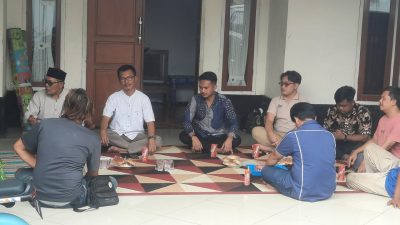 Kota Bekasi - Perangkat RW beserta warga dan pihak SPPG menggelar rapat usai viral dugaan pencemaran air sumur karena limbah Makan Bergizi Gratis di Kelurahan Bojong Menteng, Kecamatan Rawalumbu, Kota Bekasi, Jumat (31/10/2025). Foto: Septian/Gobekasi.id.