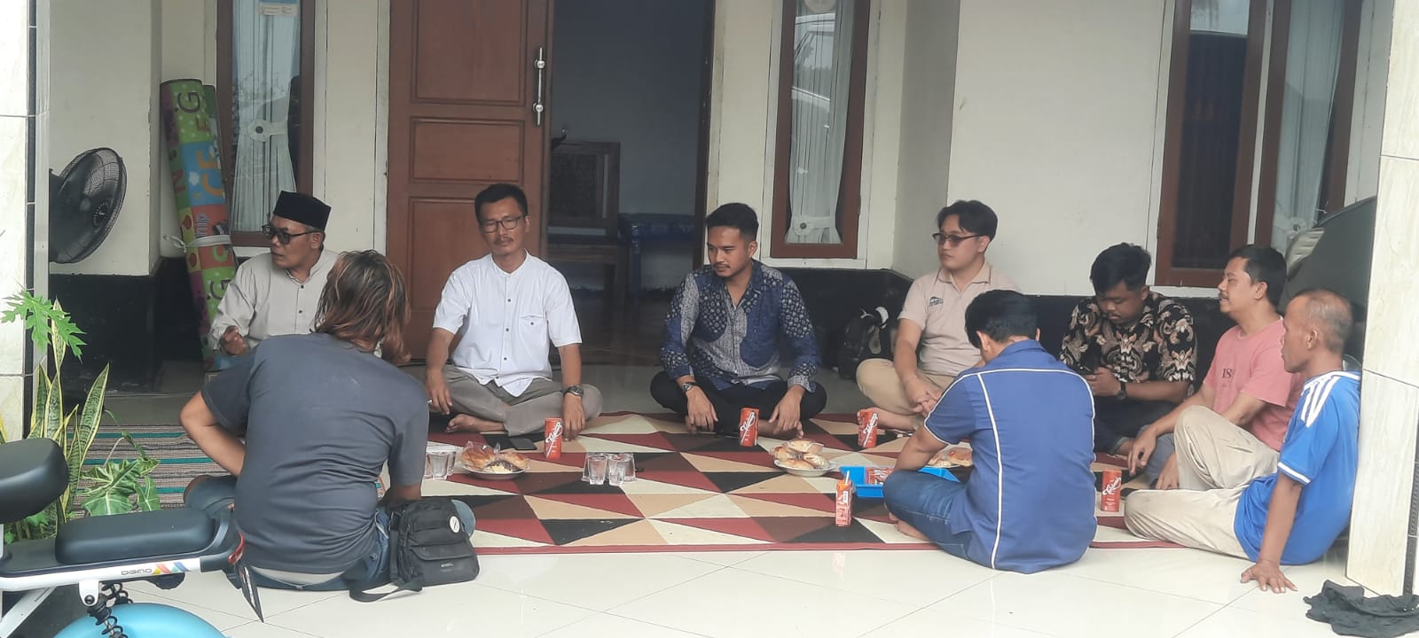 Kota Bekasi - Perangkat RW beserta warga dan pihak SPPG menggelar rapat usai viral dugaan pencemaran air sumur karena limbah Makan Bergizi Gratis di Kelurahan Bojong Menteng, Kecamatan Rawalumbu, Kota Bekasi, Jumat (31/10/2025). Foto: Septian/Gobekasi.id.