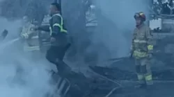 Kabupaten Bekasi - Dinas Pemadam Kebakaran Kabupaten Bekasi saat berupaya memadamkan api gudang limbah semipermanen di Jalan Industri Sempu Gardu. Foto: Ist/Gobekasi.id.