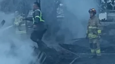 Kabupaten Bekasi - Dinas Pemadam Kebakaran Kabupaten Bekasi saat berupaya memadamkan api gudang limbah semipermanen di Jalan Industri Sempu Gardu. Foto: Ist/Gobekasi.id.