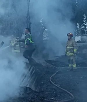 Kabupaten Bekasi - Dinas Pemadam Kebakaran Kabupaten Bekasi saat berupaya memadamkan api gudang limbah semipermanen di Jalan Industri Sempu Gardu. Foto: Ist/Gobekasi.id.