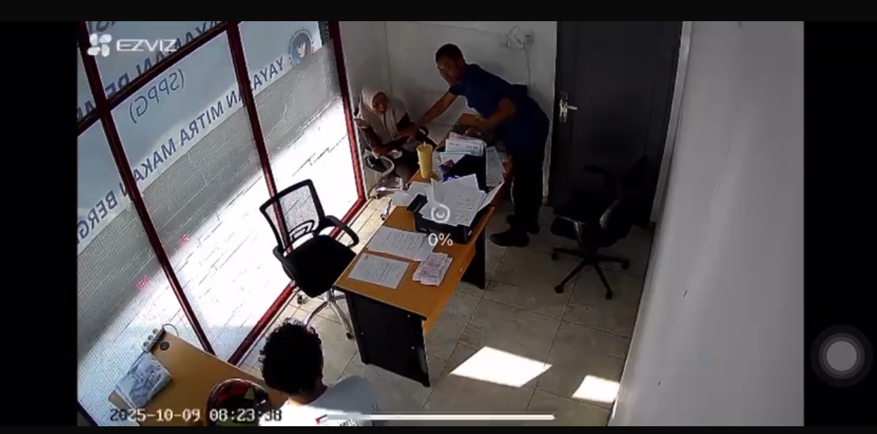 Kota Bekasi - Tangkapan layar aksi pelecehan seksual yang dialami pegawai dapur MBG di Jatiasih oleh atasannya.