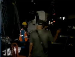 Ngantuk di Jalan, Truk Kontainer Hantam Warung Rokok hingga Bengkel, Satu Warga Dilarikan ke RS