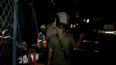Kota Bekasi - Truk Kontainer menyeruduk warung dan bengkel di Jalan Sultan Agung, Kota Bekasi. Foto: Ist