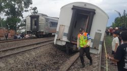 Kabupaten Bekasi - KA Purwojaya dengan nomor perjalanan 58F jurusan Gambir–Kroya mengalami anjlok di kawasan Stasiun Kedunggedeh, Kabupaten Bekasi, pada Sabtu (25/10/2025). Foto: Ist