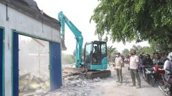 Kabupaten Bekasi - Ratusan petugas gabungan dikerahkan untuk membongkar ratusan bangunan liar yang berdiri di atas lahan negara di Cikarang. Foto: Ist/Gobekasi.id.