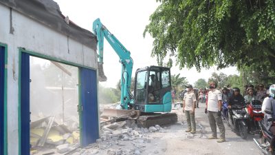 Kabupaten Bekasi - Ratusan petugas gabungan dikerahkan untuk membongkar ratusan bangunan liar yang berdiri di atas lahan negara di Cikarang. Foto: Ist/Gobekasi.id.