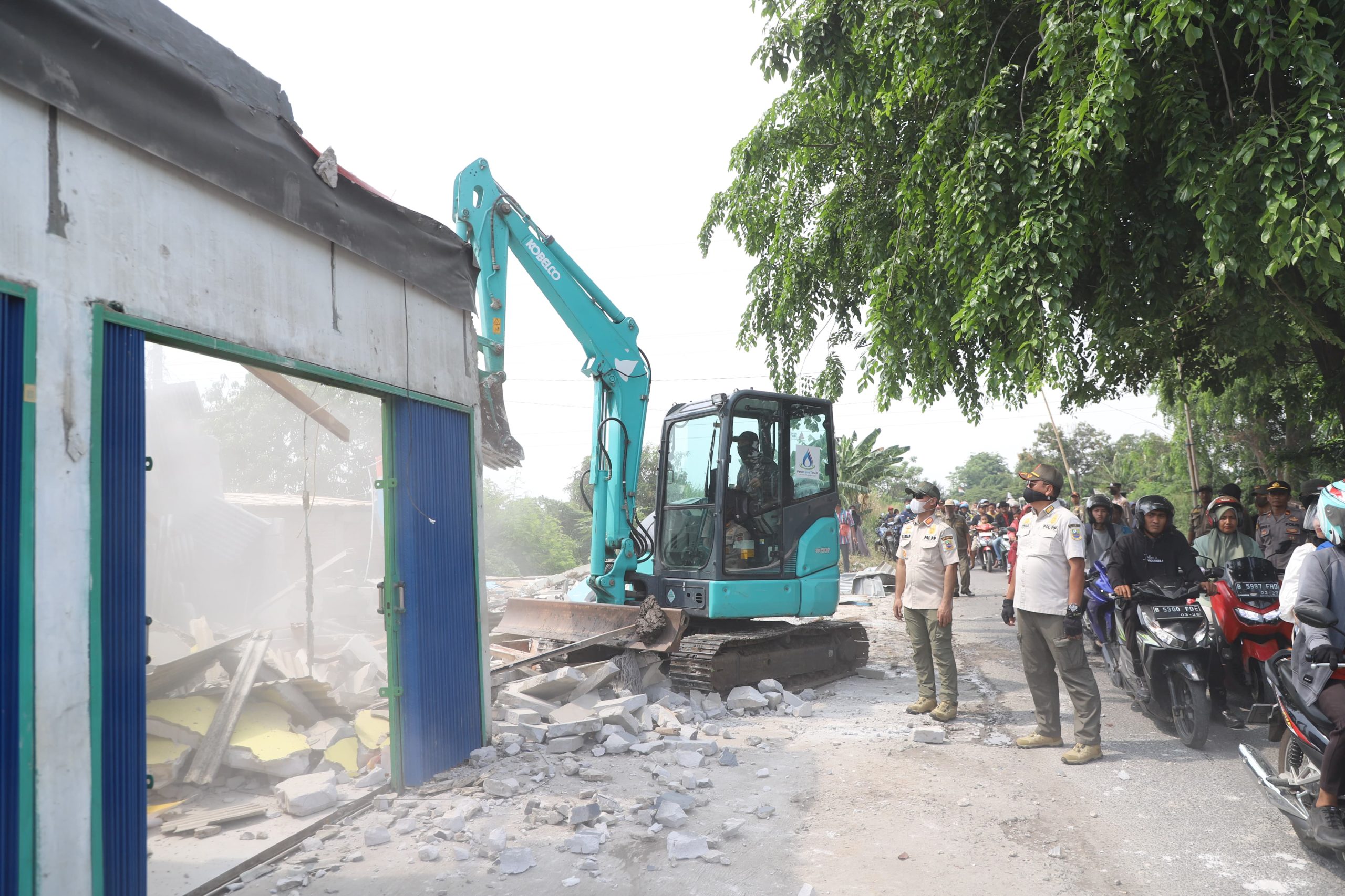 Kabupaten Bekasi - Ratusan petugas gabungan dikerahkan untuk membongkar ratusan bangunan liar yang berdiri di atas lahan negara di Cikarang. Foto: Ist/Gobekasi.id.