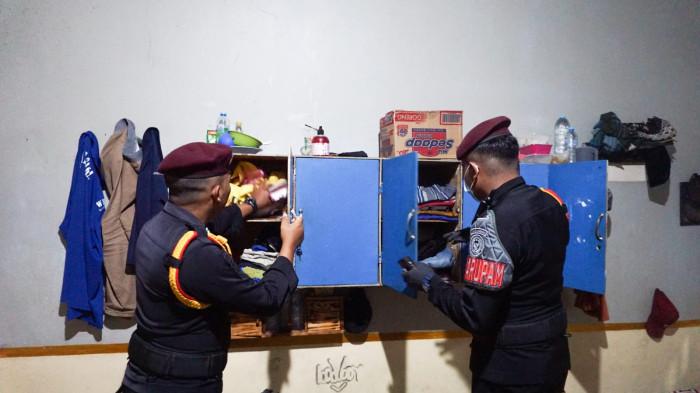 Kabupaten Bekasi - Petugas lapas bersama aparat kepolisian melakukan inspeksi mendadak (sidak) ke sejumlah blok hunian warga binaan Lapas Kelas IIA Cikarang. Foto: Ist
