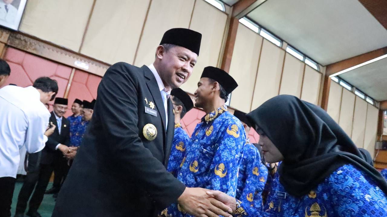 Kota Bekasi - Wali Kota Bekasi Tri Adhianto usai melantik PPPK Kota Bekasi Tahap II di Balai Patriot. Foto: Ist/Gobekasi.id.