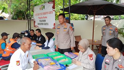 Kota Bekasi - Kapolres Metro Bekasi Kota, Kombes Pol Kusmo Wahyu Bintoro hadir langsung dalam layanan cek kesehatan dan makan gratis di Pospol Pekayon Jaya, Bekasi Selatan, Jumat (3/10/2025). Foto: Ist/Gobekasi.id.