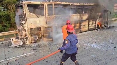 Kota Bekasi - Petugas Damkar saat upaya memadamkan kobaran api pada Bus damri di Tol Japek,. Jumat (3/10/2025). Foto: Ist/Gobekasi.id.