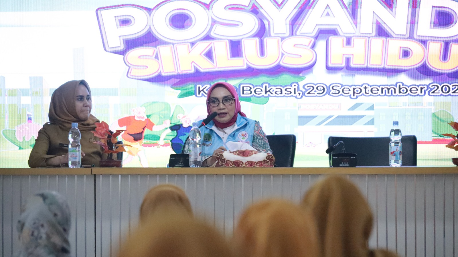 Kota Bekasi - Sosialisasi Siklus Hidup Tingkat Kecamatan di Aula Dinas Kesehatan Kota Bekasi. Kegiatan ini diikuti para kader posyandu dari seluruh kecamatan dengan tujuan memperkuat peran posyandu sebagai garda terdepan pelayanan masyarakat. Foto: Ist/Gobekasi.id.