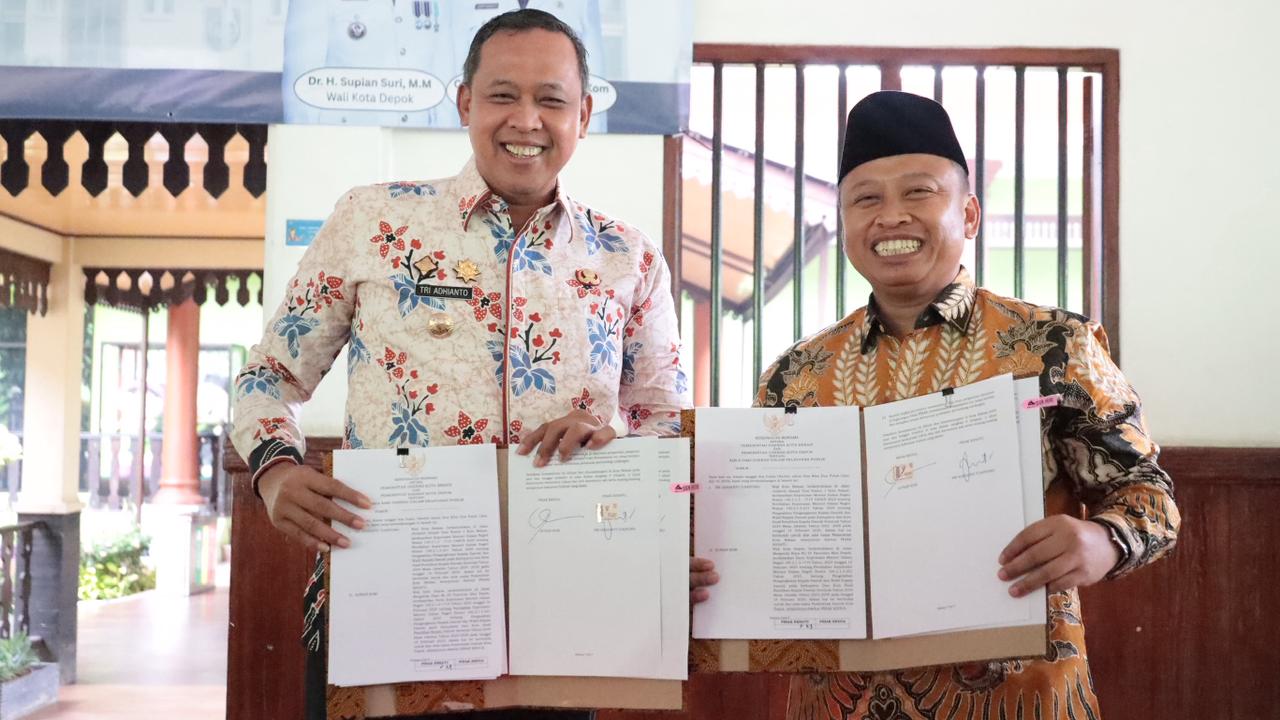 Kota Bekasi - Wali Kota Bekasi, Tri Adhianto bersama Wali Kota Depok, Supian Suri menyepakati kerjasama situasi darurat bersama. Foto: Ist/Gobekasi.id.