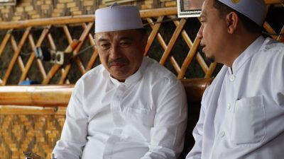 Kota Bekasi - Wakil Wali Kota Bekasi, Abdul Harris Bobihoe, melakukan kunjungan silaturahmi ke tokoh ulama KH Wahyudi di Wahdi Center, Jati Makmur, Pondokgede. Foto: Ist/Gobekasi.id.