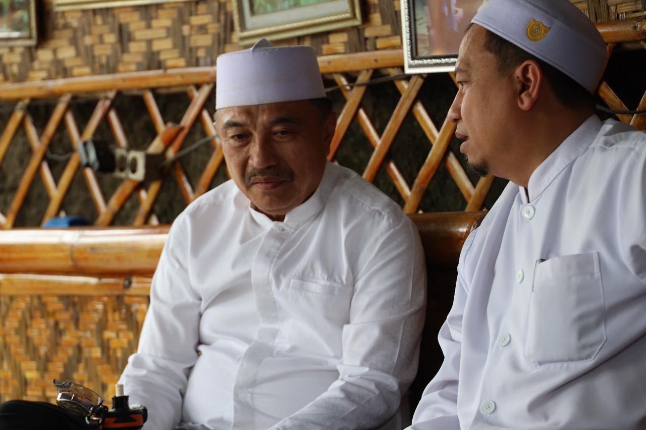 Kota Bekasi - Wakil Wali Kota Bekasi, Abdul Harris Bobihoe, melakukan kunjungan silaturahmi ke tokoh ulama KH Wahyudi di Wahdi Center, Jati Makmur, Pondokgede. Foto: Ist/Gobekasi.id.