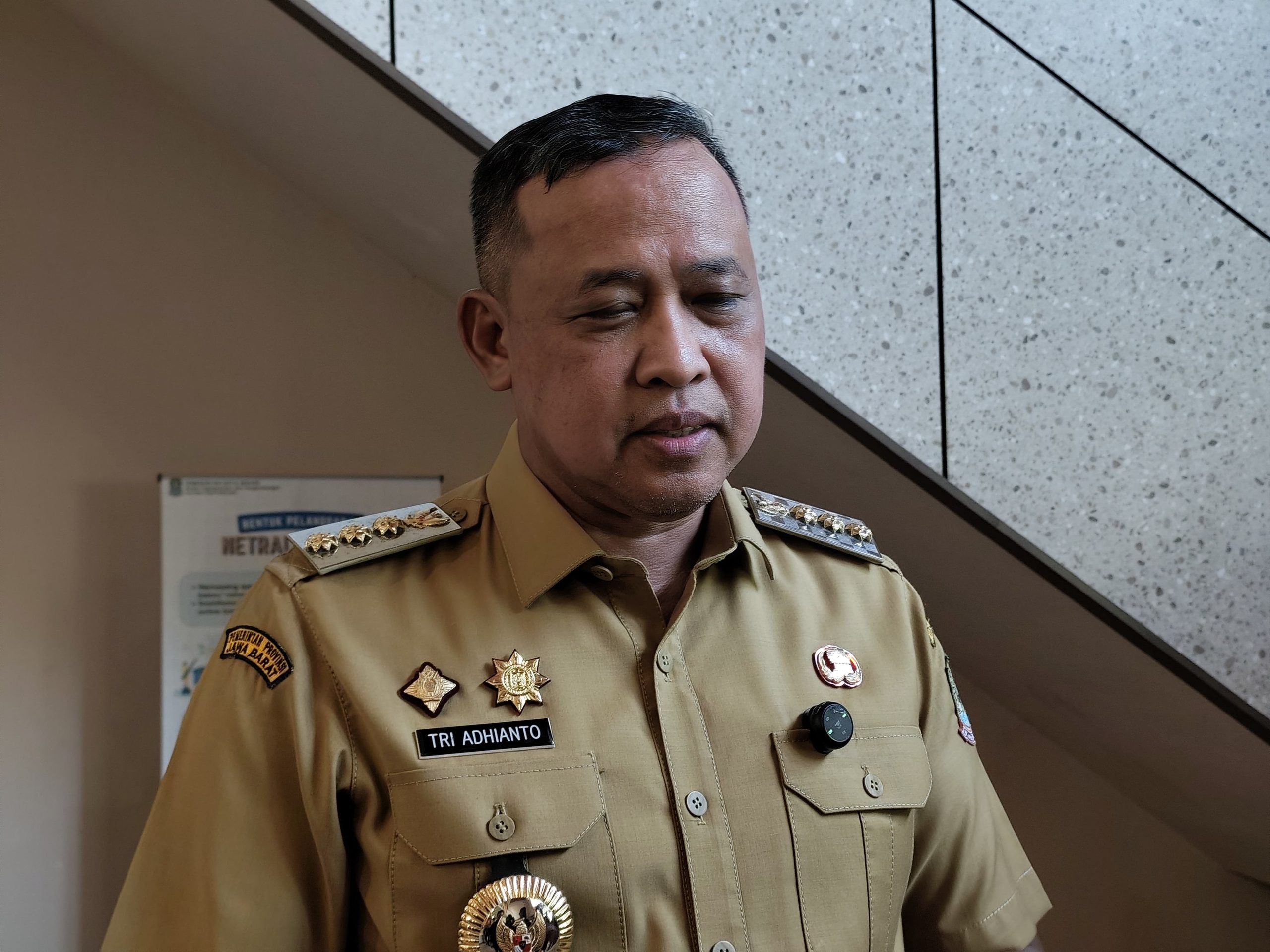 Kota Bekasi - Wali Kota Bekasi, Tri Adhianto saat diwawancara di kantornya, Senin (6/10/2025). Foto: Septian/Gobekasi.id.