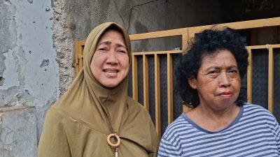 Kota Bekasi - Ida (kiri) dan Eti (kanan) warga aren Jaya yang mengalami krisis air bersih gegara air perumda tirta Patriot mati selama 3 hari. Foto: Septian/Gobekasi.id.