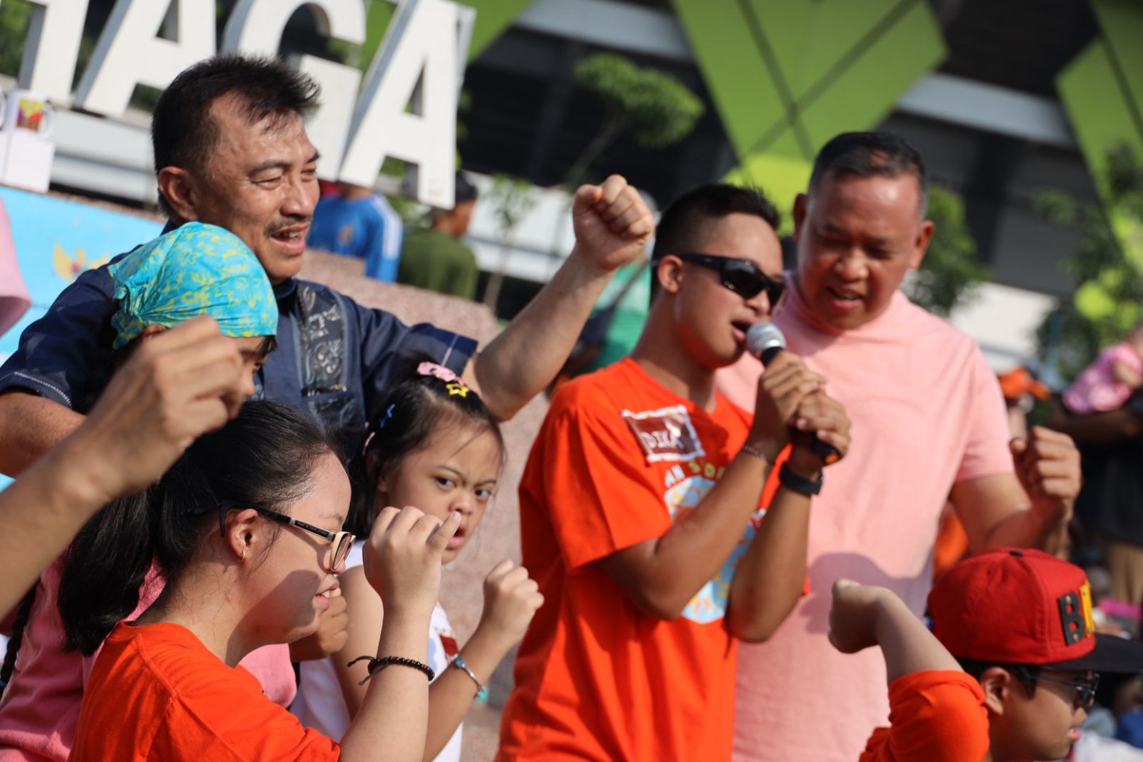 Kota Bekasi - Wali Kota Bekasi Tri Adhianto bersama Wakil Wali Kota Abdul Harris Bobihoe turun langsung menyapa dan bernyanyi bersama anak-anak penyandang Down Syndrome. Foto: Ist/Gobekasi.id.