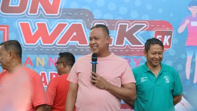 Kota Bekasi - Ribuan warga mengikuti Fun Walk dalam rangkaian Car Free Day (CFD), Minggu (5/10/2025). Foto: Ist/Gobekasi.id.