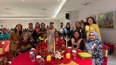 Kota Bekasi - Ketua Tim Penggerak PKK Kota Bekasi, Wiwiek Hargono Tri Adhianto, menghadiri Acara Puncak Hari Ulang Tahun ke-2 Lembaga Perempuan Dayak Nasional (LPDN) yang digelar di Perpustakaan Nasional RI, Jakarta. Foto: Ist/Gobekasi.id.