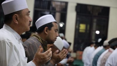 Kota Bekasi - Wakil Wali Kota Bekasi, Abdul Harris Bobihoe, menghadiri kegiatan Shubuh Gabungan di Pondok Pesantren Maslakul Irfan, Jatibening, Kecamatan Pondokgede. Foto: Ist/Gobekasi.id.