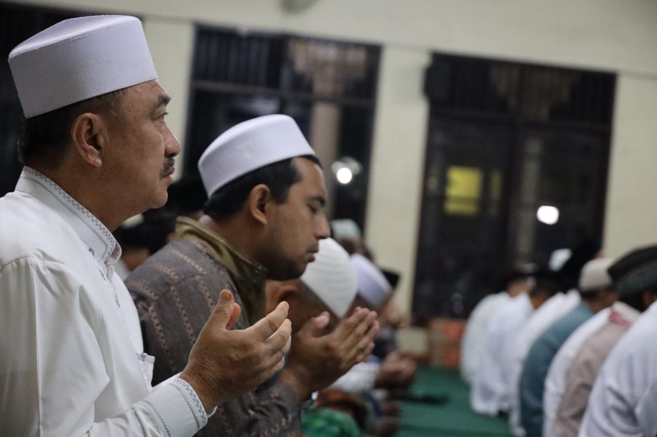 Kota Bekasi - Wakil Wali Kota Bekasi, Abdul Harris Bobihoe, menghadiri kegiatan Shubuh Gabungan di Pondok Pesantren Maslakul Irfan, Jatibening, Kecamatan Pondokgede. Foto: Ist/Gobekasi.id.