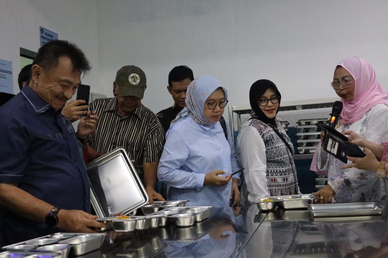 Kota Bekasi - Wakil Wali Kota Bekasi, Abdul Harris Bobihoe, menghadiri peresmian Satuan Pemenuhan Pelayanan Gizi (SPPG) di Yayasan Mengaji Jabal Haq, Kelurahan Jatisari, Kecamatan Jatiasih, Kota Bekasi. Foto: Ist/Gobekasi.id.