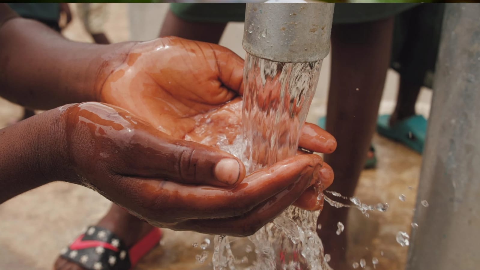 Kota Bekasi - Ilustrasi warga kesulitan air bersih akibat pipa PDAM alami kerusakan.
