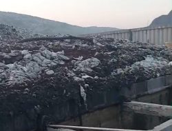 Timbunan Sampah di Sumur Batu Longsor, Pengolahan Limbah Terancam