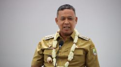 Kota Bekasi - Wali Kota Tri Adhianto saat memberikan sambutan di Gereja Kristen Pasundan (GKP) Jemaat Seroja yang berlokasi di Kelurahan Harapan Jaya, Kecamatan Bekasi Utara, Kota Bekasi, Selasa (7/10/2025). Foto: Ist/Gobekasi.id.