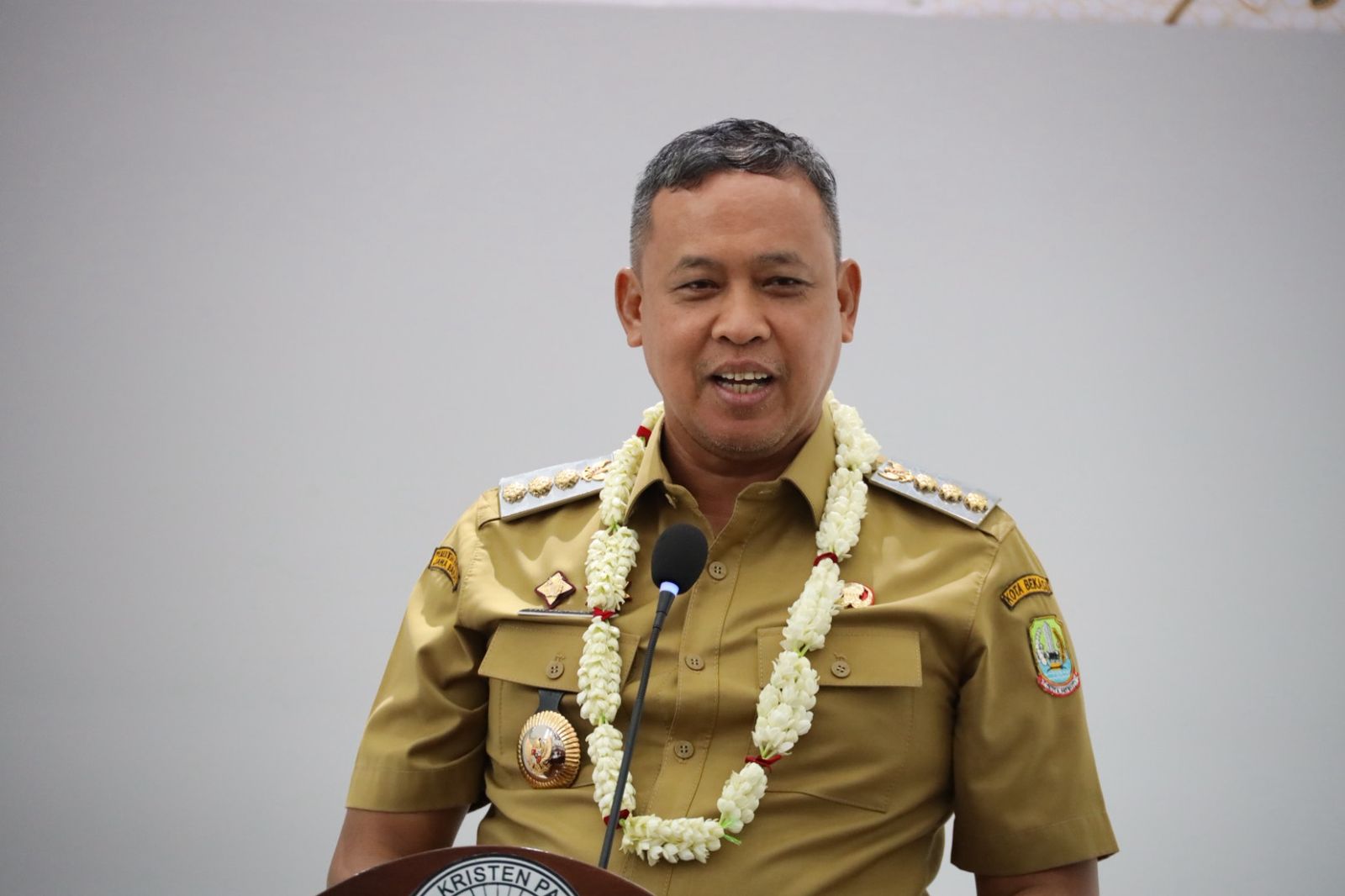 Kota Bekasi - Wali Kota Tri Adhianto saat memberikan sambutan di Gereja Kristen Pasundan (GKP) Jemaat Seroja yang berlokasi di Kelurahan Harapan Jaya, Kecamatan Bekasi Utara, Kota Bekasi, Selasa (7/10/2025). Foto: Ist/Gobekasi.id.
