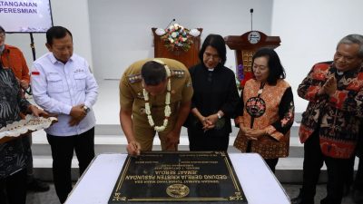 Kota Bekasi - Wali Kota Bekasi, Tri Adhianto membubuhkan tandatangannya sebagai tanda diresmikannya Gereja Kristen Pasundan (GKP) Jemaat Seroja yang berlokasi di Kelurahan Harapan Jaya, Kecamatan Bekasi Utara, Kota Bekasi, Selasa (7/10/2025). Foto: Ist/Gobekasi.id.